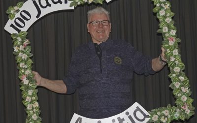 Jan Schuurman (68) na 40 jaar weer terug op het podium van Amicitia